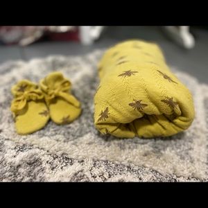 3 Piece - Kate Quinn Organics - 3-6M - Bumble Bees - Outfit, Booties, Crib Sheet